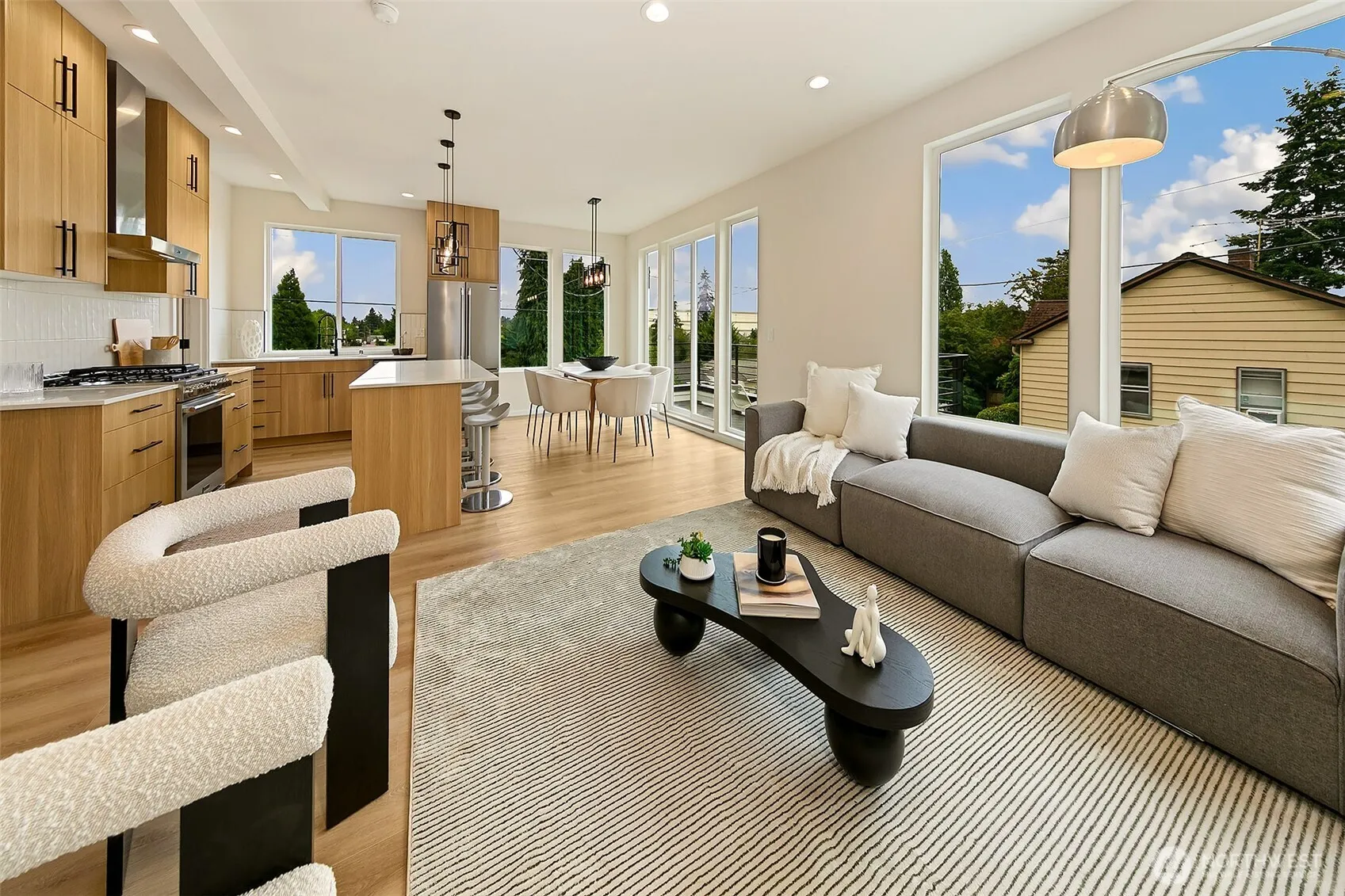Property photo for 9815 Linden Avenue N, Seattle photo 4