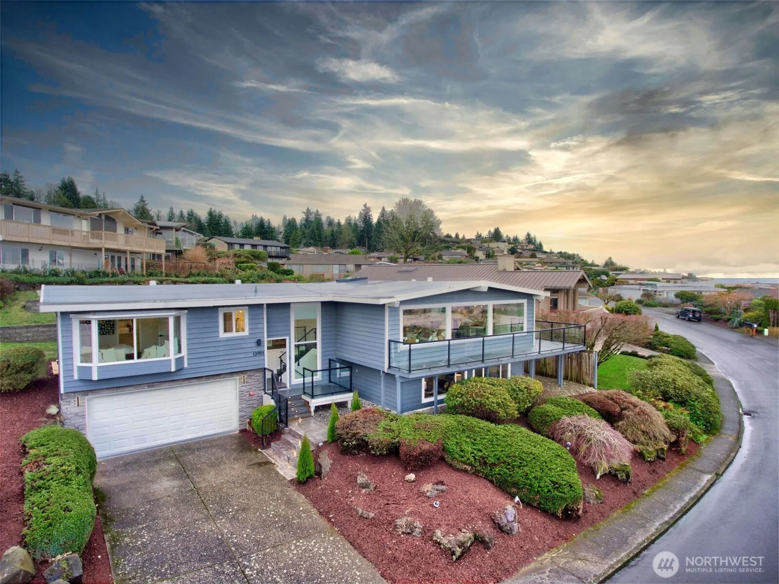 Property photo for 13901 Somerset Lane Se, Bellevue photo 3