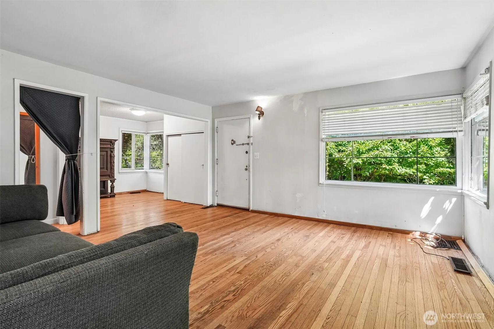 Property photo for 8555 30th Avenue Nw, Seattle photo 2