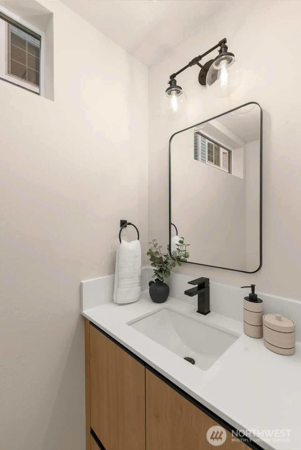 Property photo for 1127 C 10th Avenue E, Seattle photo 4