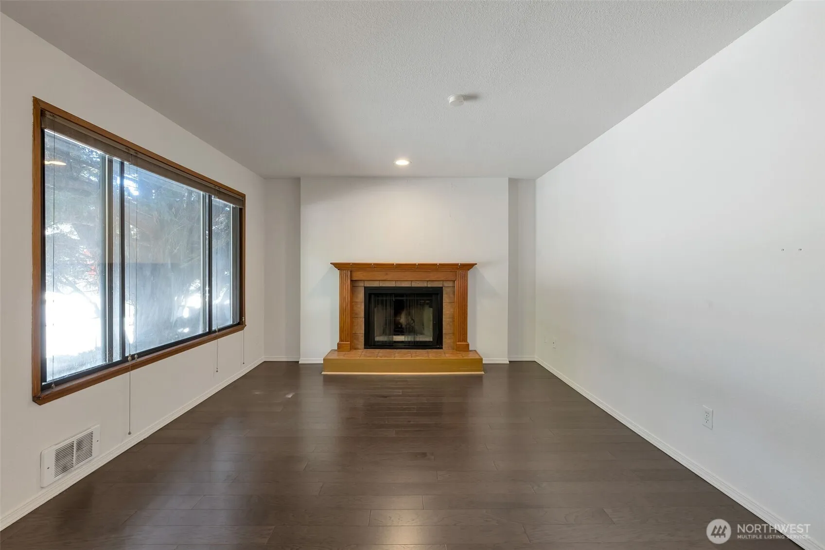 Property photo for 9512 1st Avenue Ne #204, Seattle photo 4