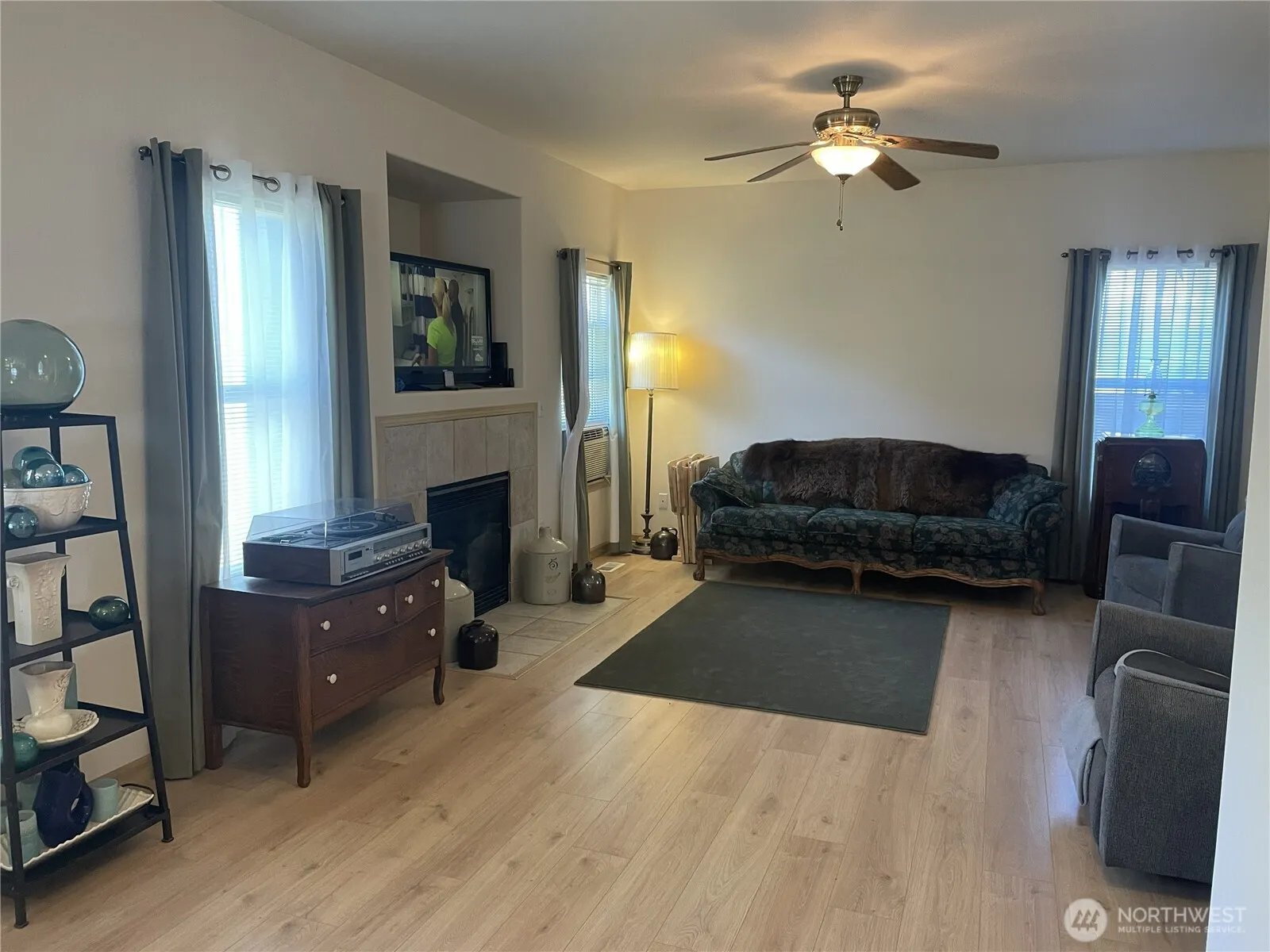 Property photo for 11712 10th Avenue E, Tacoma photo 3