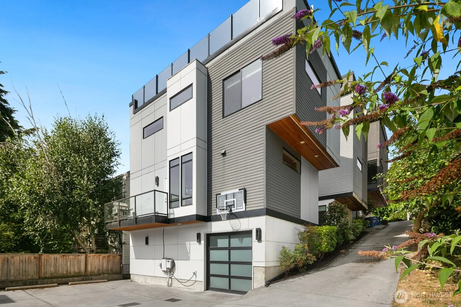 Property photo for 1616 Taylor Avenue N, Seattle photo 2