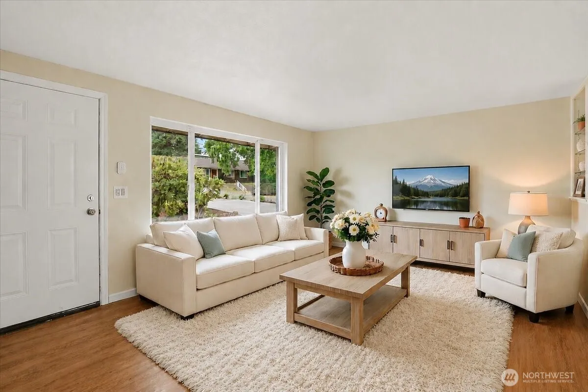 Property photo for 851 Pierce Avenue Ne, Renton photo 3