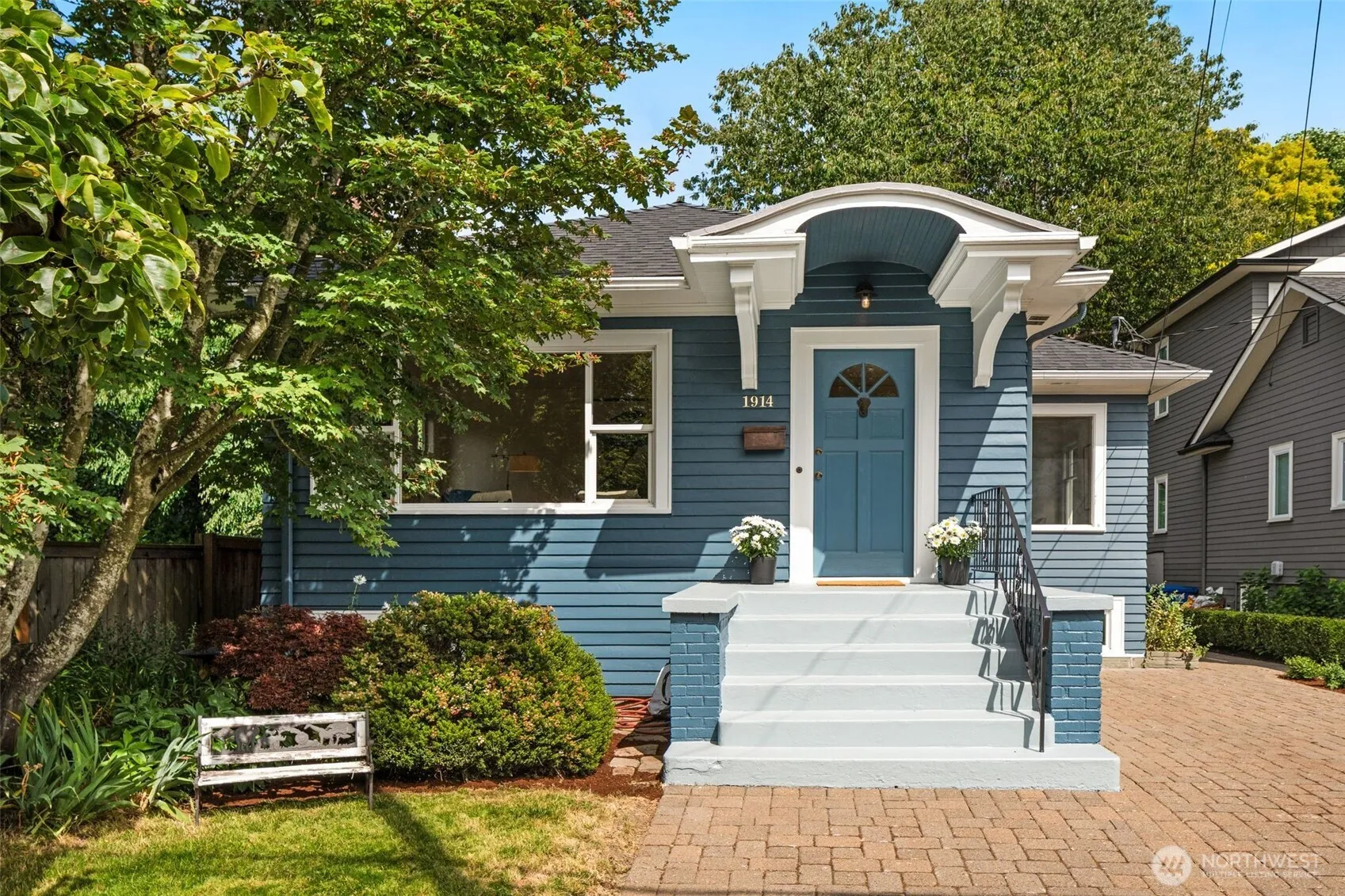 Property photo for 1914 3rd Avenue N, Seattle photo 2