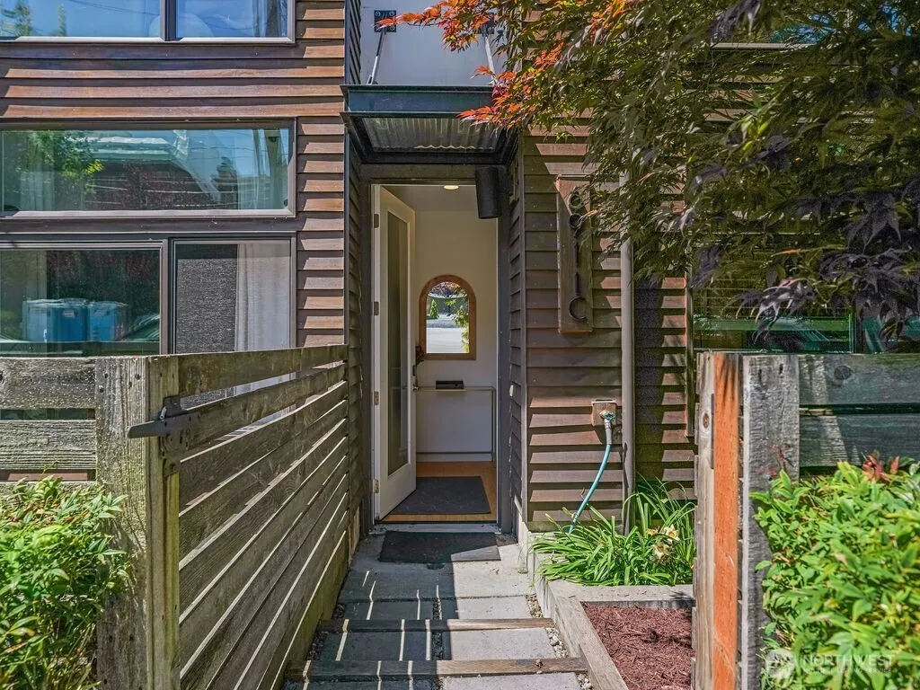 Property photo for 6911 California Avenue Sw #c, Seattle photo 3