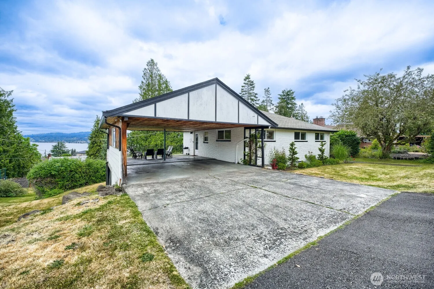 Property photo for 7528 S Lakeridge Dr, Seattle photo 2