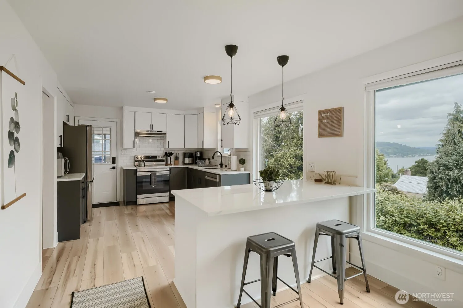 Property photo for 7528 S Lakeridge Dr, Seattle