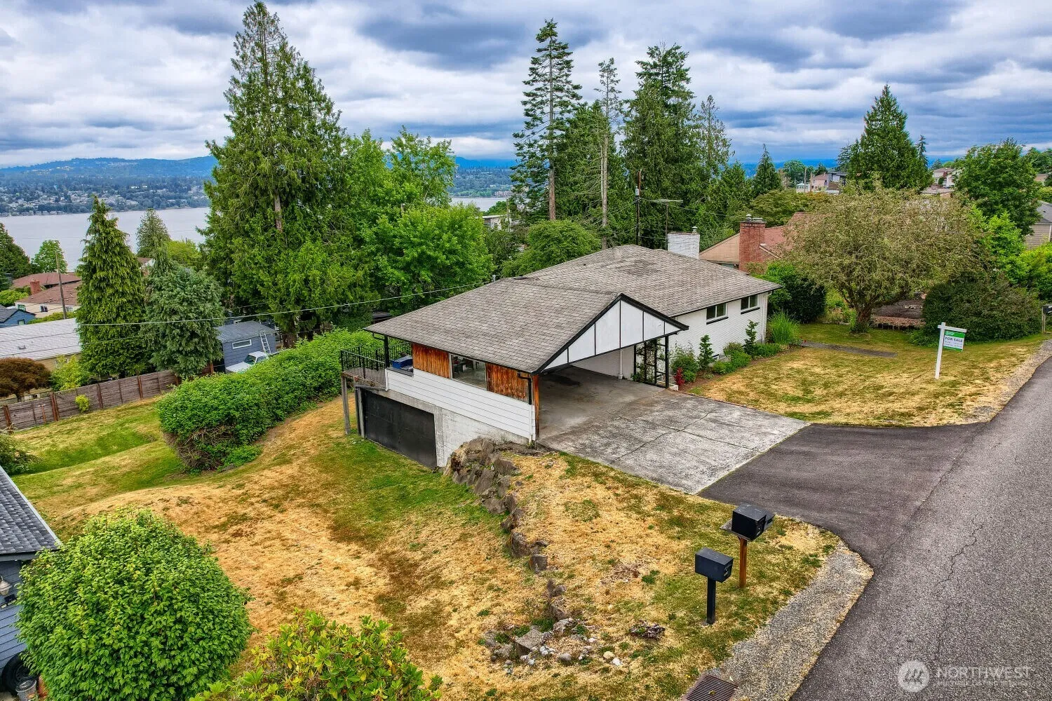 Property photo for 7528 S Lakeridge Dr, Seattle photo 3