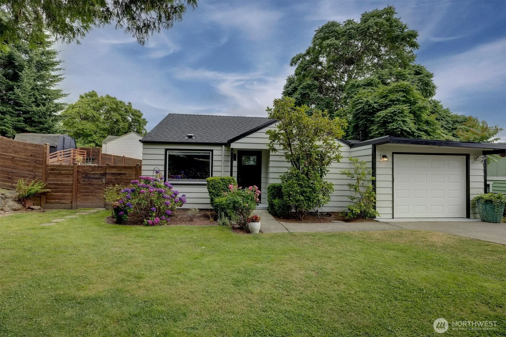 Property photo for 555 Windsor Place Ne, Renton photo 2