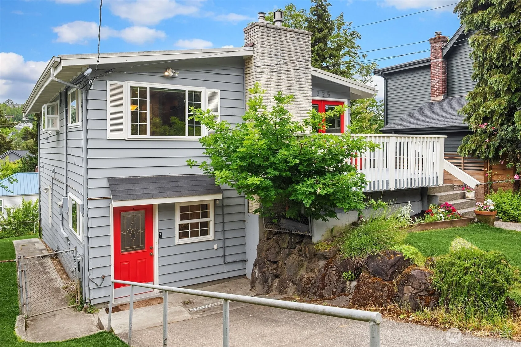 Property photo for 225 32nd Avenue E, Seattle photo 3
