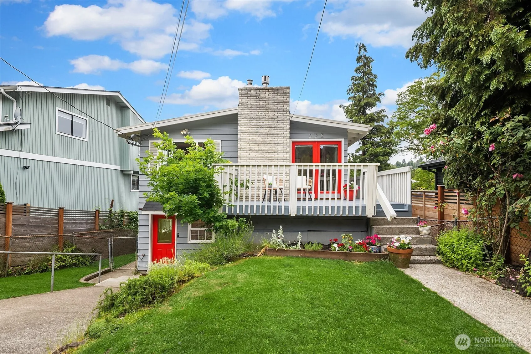 Property photo for 225 32nd Avenue E, Seattle photo 2