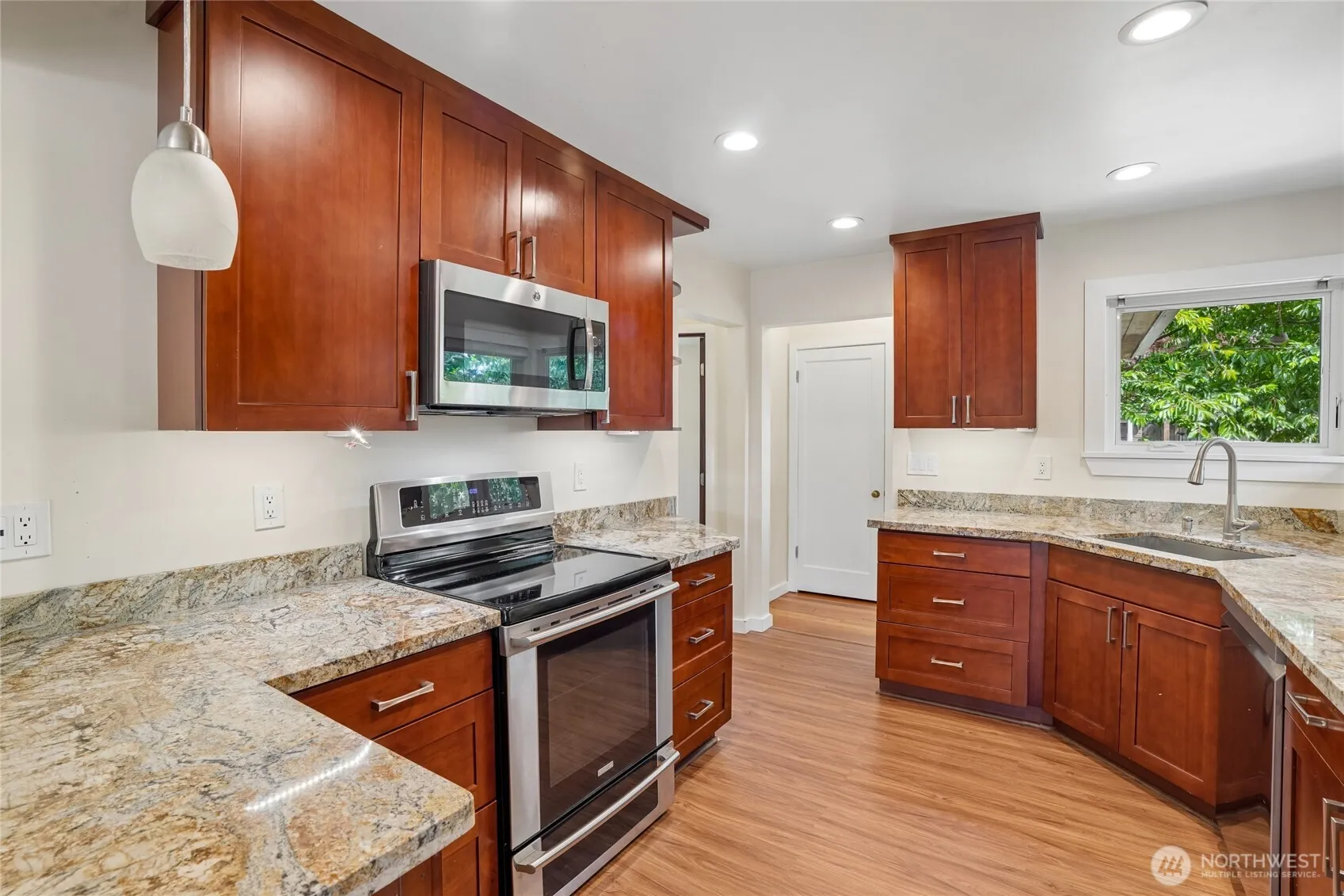 Property photo for 3004 Sw Barton Street, Seattle photo 2