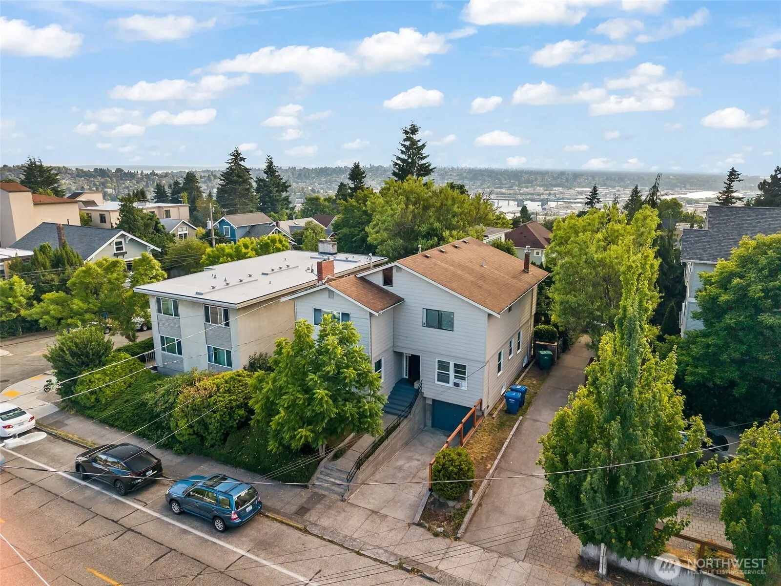 Property photo for 4707 Phinney Avenue N, Seattle photo 2