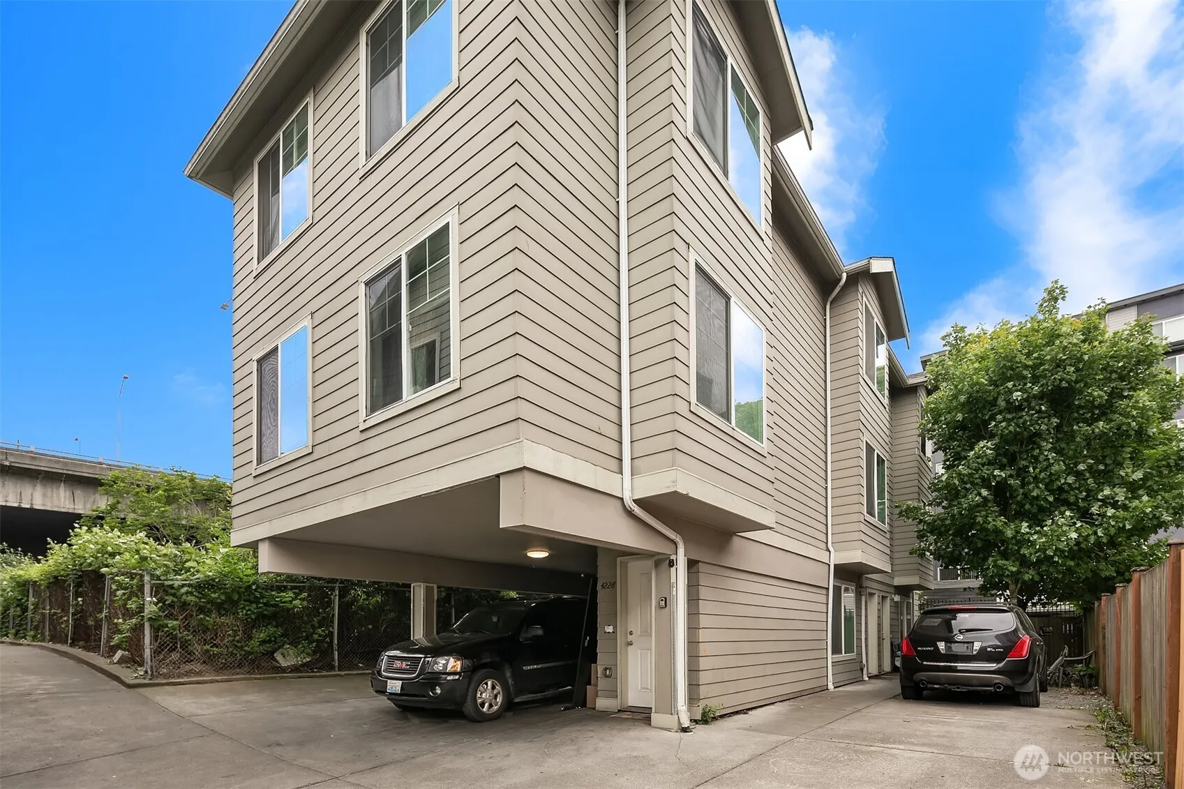Property photo for 4218 Pasadena Place Ne, Seattle photo 5