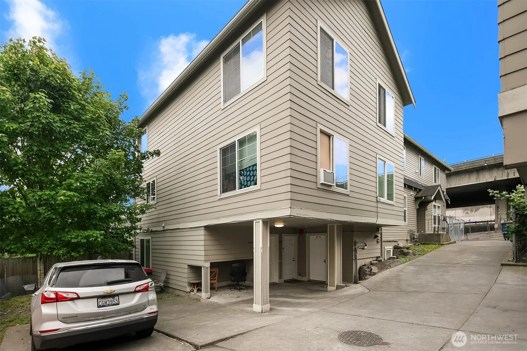 Property photo for 4218 Pasadena Place Ne, Seattle photo 2