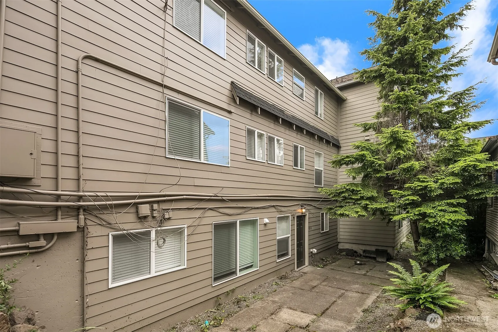 Property photo for 4218 Pasadena Place Ne, Seattle photo 4