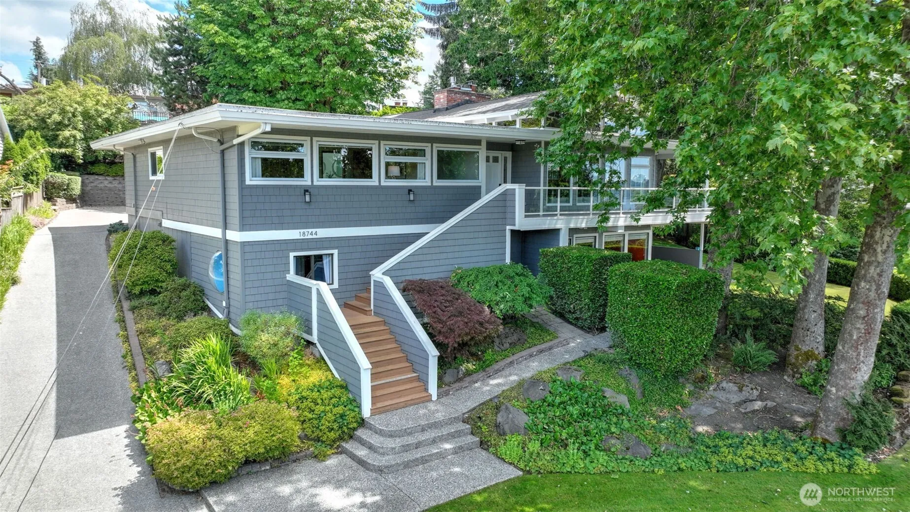 Property photo for 18744 Kenlake Place Ne, Kenmore photo 2