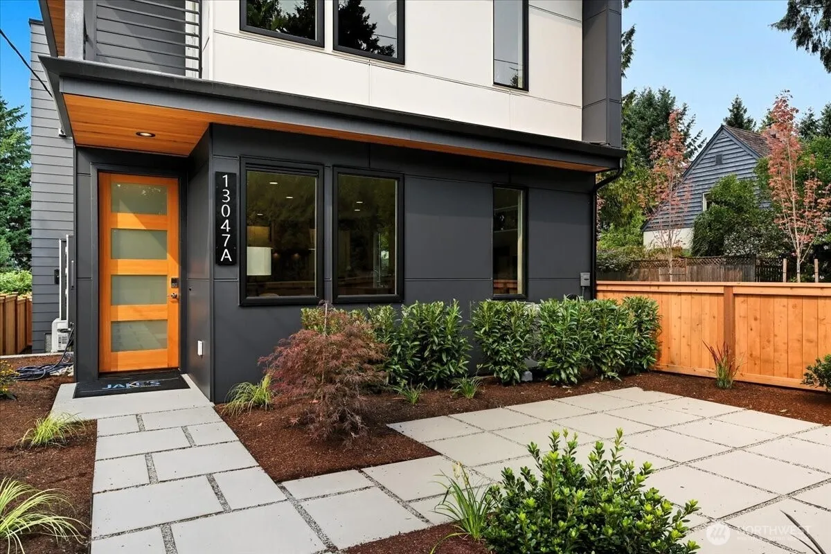 Property photo for 13047 39th Avenue Ne #a, Seattle photo 2
