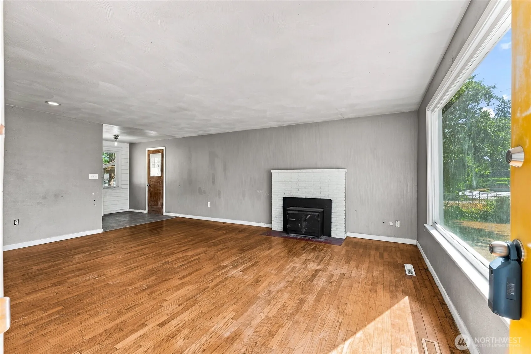 Property photo for 15401 Grant Avenue Sw, Lakewood photo 2