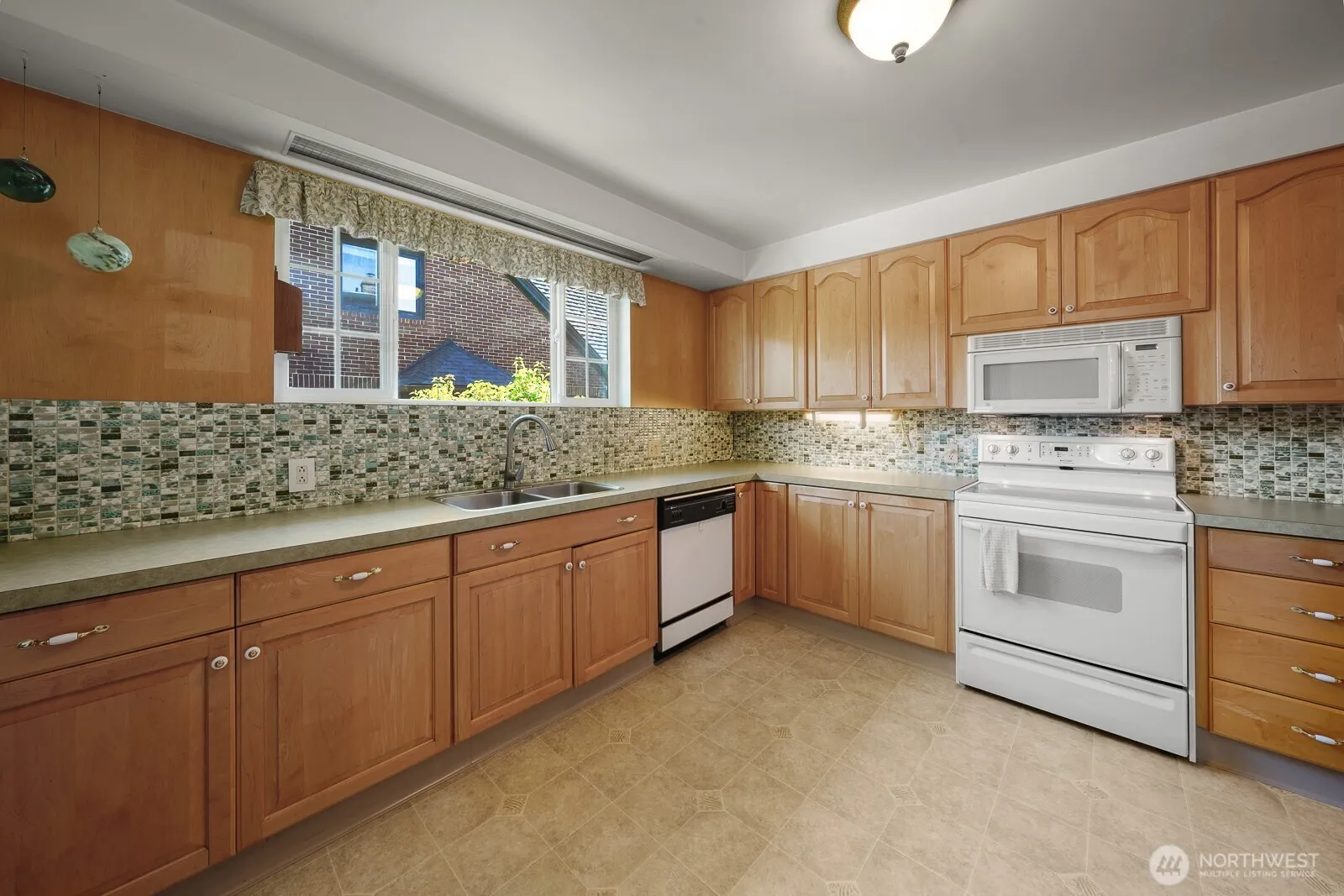 Property photo for 7528 33rd Avenue Nw, Seattle photo 4