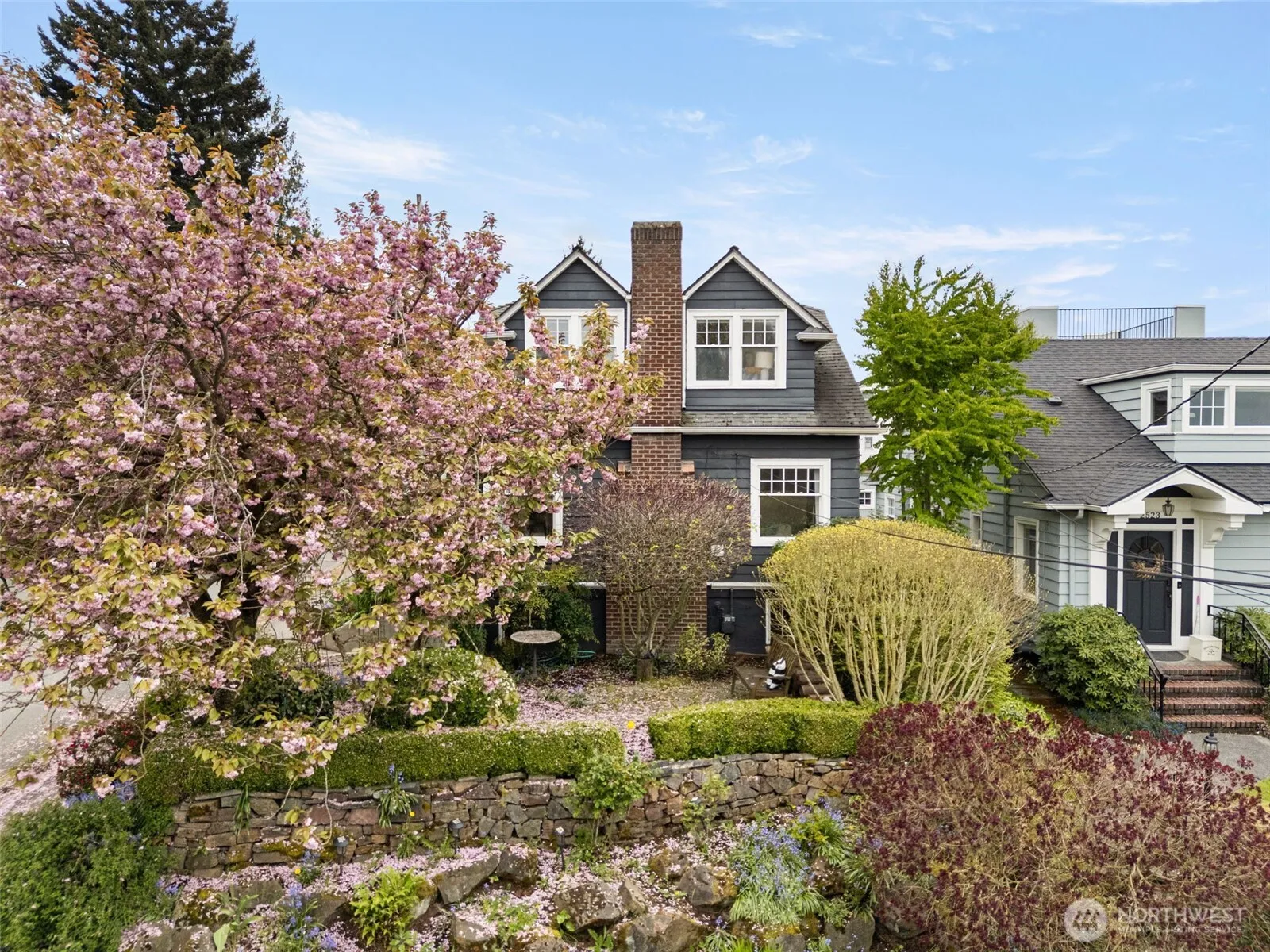 Property photo for 114 Queen Anne Drive, Seattle photo 2