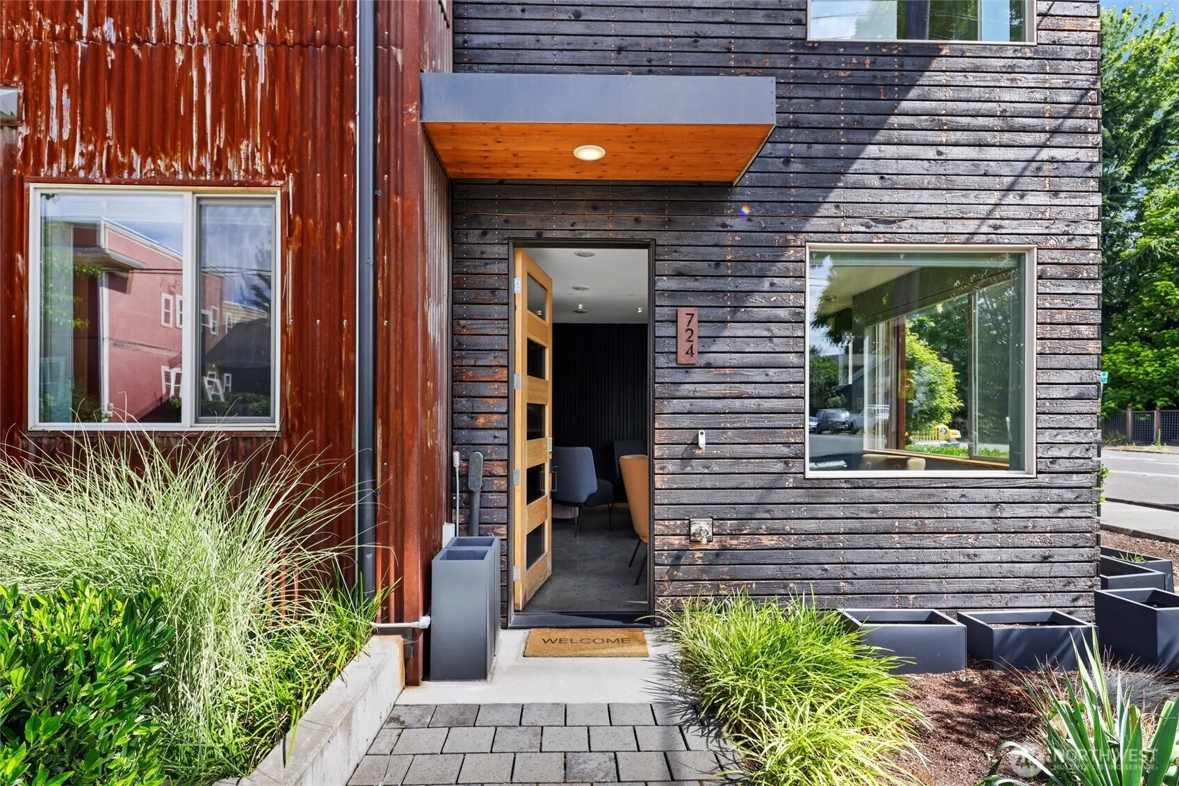 Property photo for 724 S Willow Street, Seattle photo 4