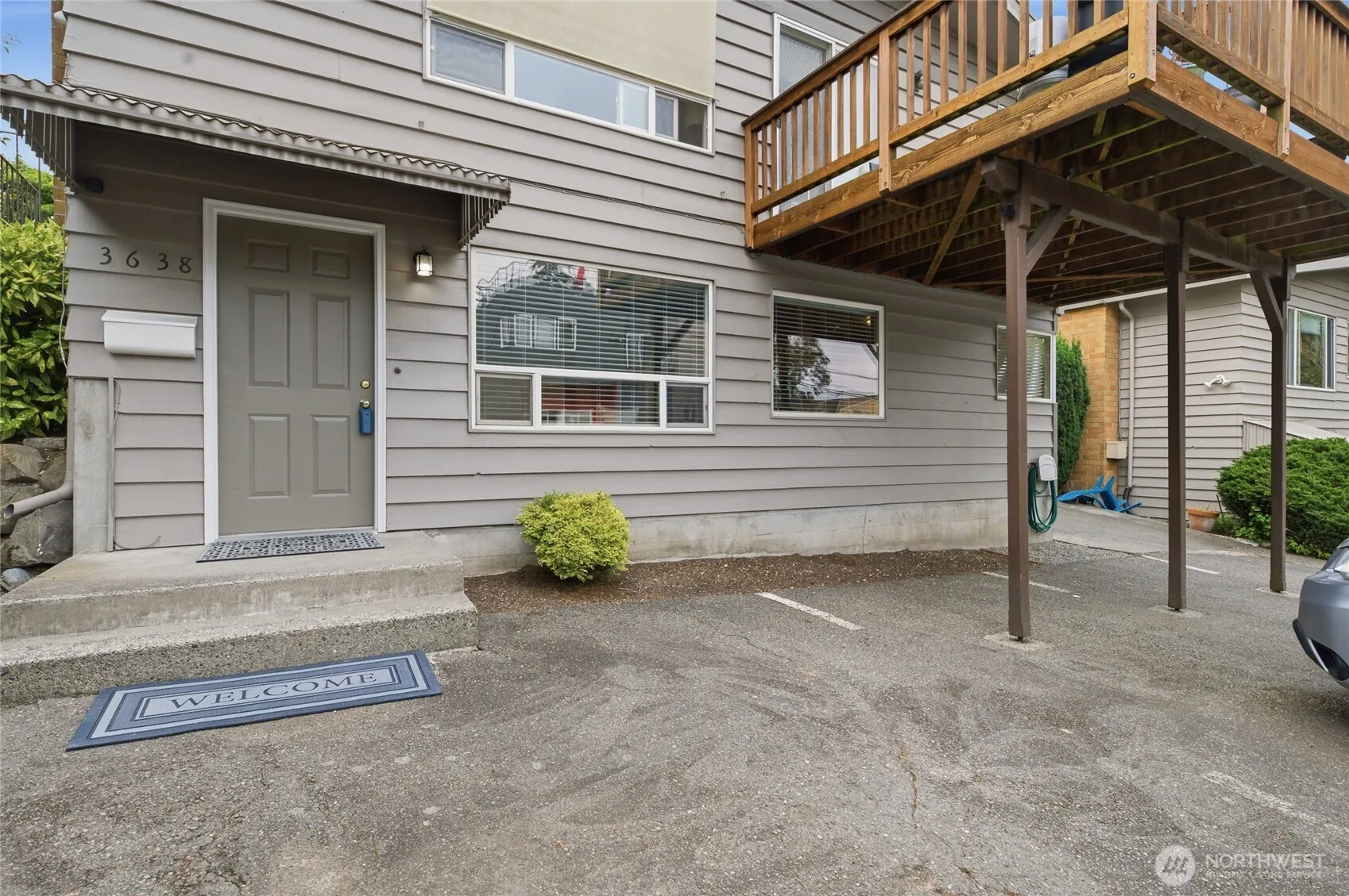 Property photo for 3637 Woodlawn Avenue N, Seattle photo 5