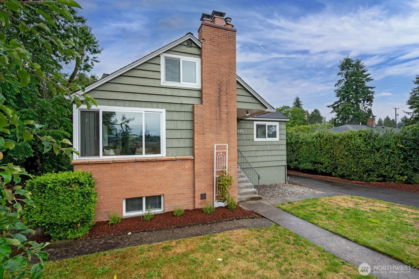 Property photo for 10625 16th Avenue Sw, Seattle photo 2