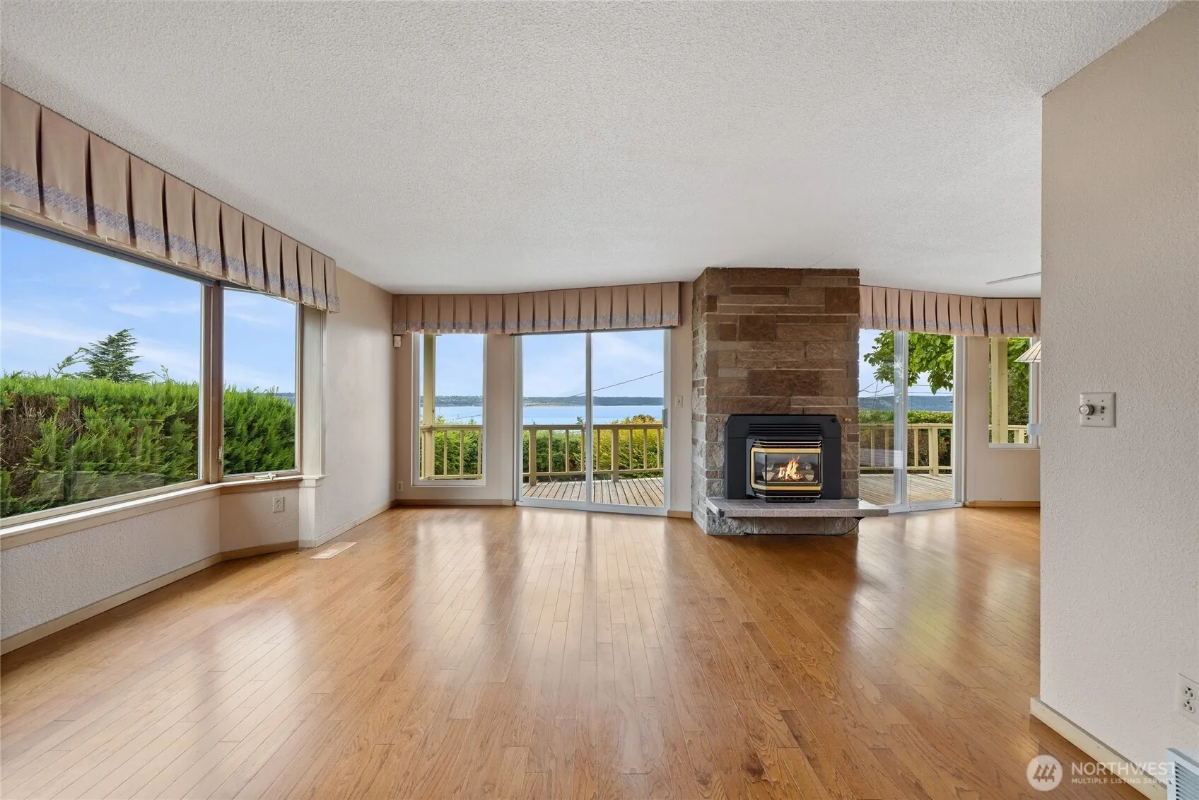 Property photo for 6107 Hawthorne Terrace Ne, Tacoma photo 5