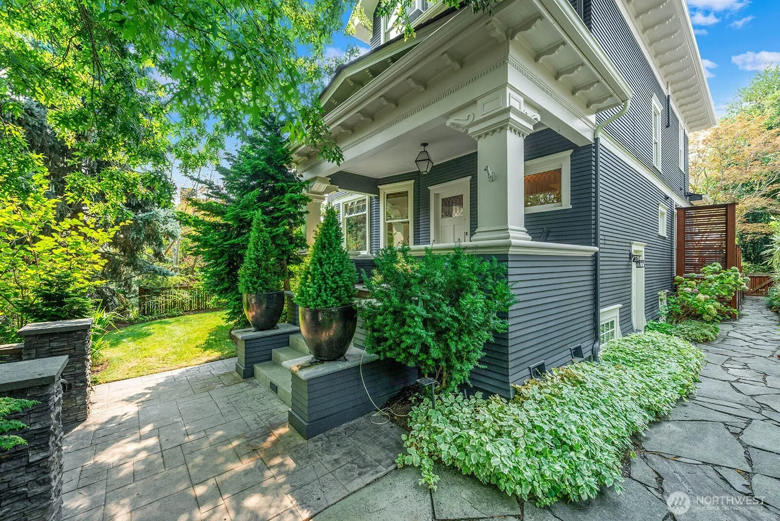 Property photo for 403 18th Avenue E, Seattle photo 2