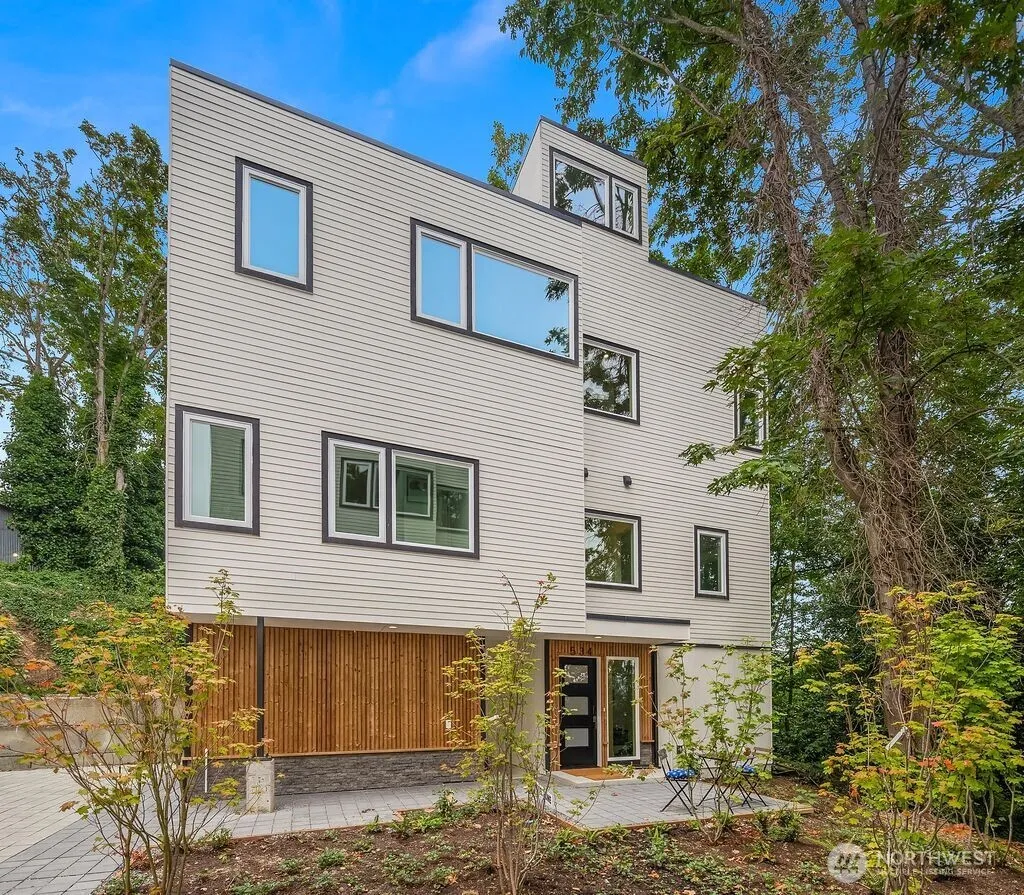 Property photo for 532 W Barrett Street, Seattle photo 3