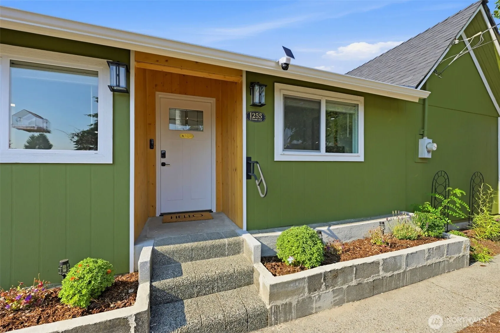 Property photo for 1255 S Grant Avenue, Tacoma photo 2