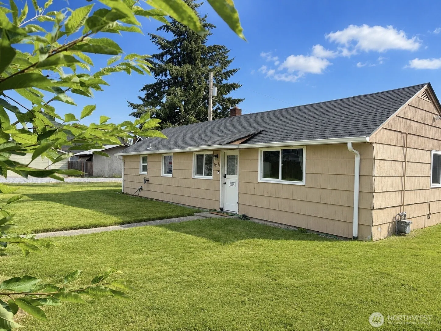 Property photo for 805 1/2 4th Avenue Sw, Puyallup