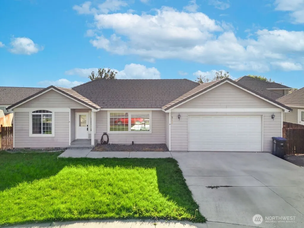 Property photo for 219 E Pinyon Court, Moses Lake photo 2