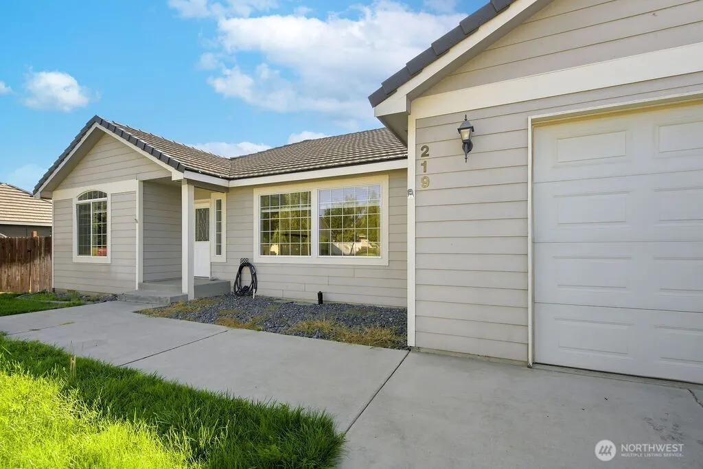Property photo for 219 E Pinyon Court, Moses Lake photo 4