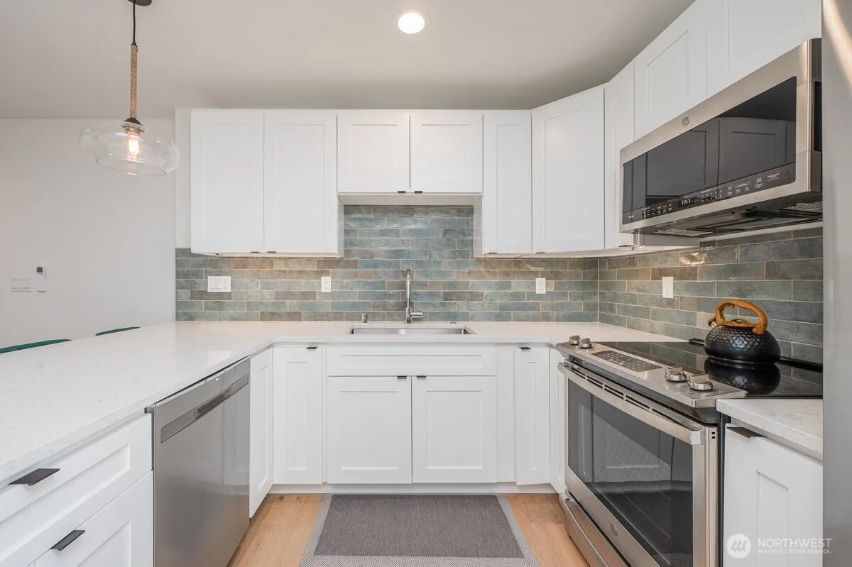 Property photo for 3015 61st Avenue Sw #b, Seattle photo 5