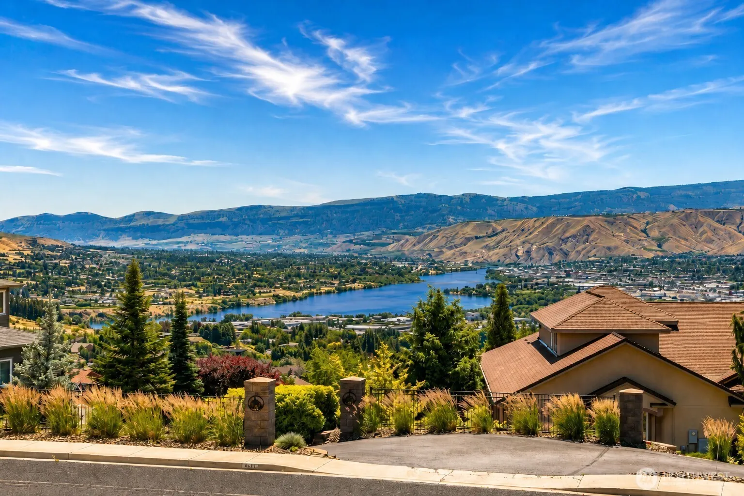 Property photo for 101 Mountain Brook Lane E, Wenatchee photo 2