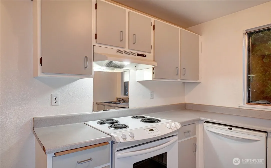 Property photo for 10332 15th Avenue Ct E, Tacoma photo 5