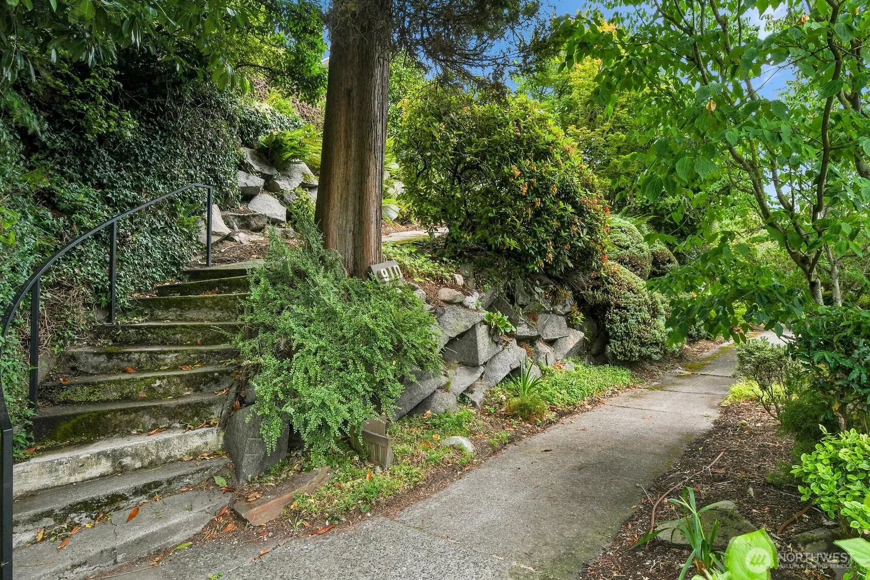 Property photo for 910 11th Avenue E, Seattle photo 3