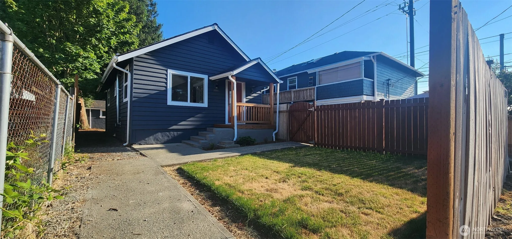 Property photo for 323 Sw 108th Street, Seattle photo 2