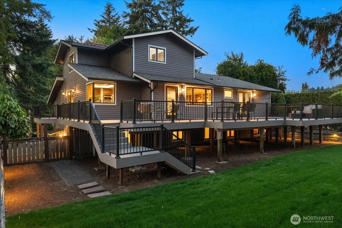 Property photo for 807 7th Avenue N, Edmonds photo 2