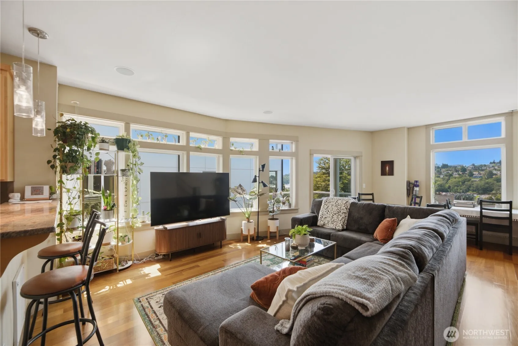 Property photo for 2540 14th Avenue W, Seattle photo 4