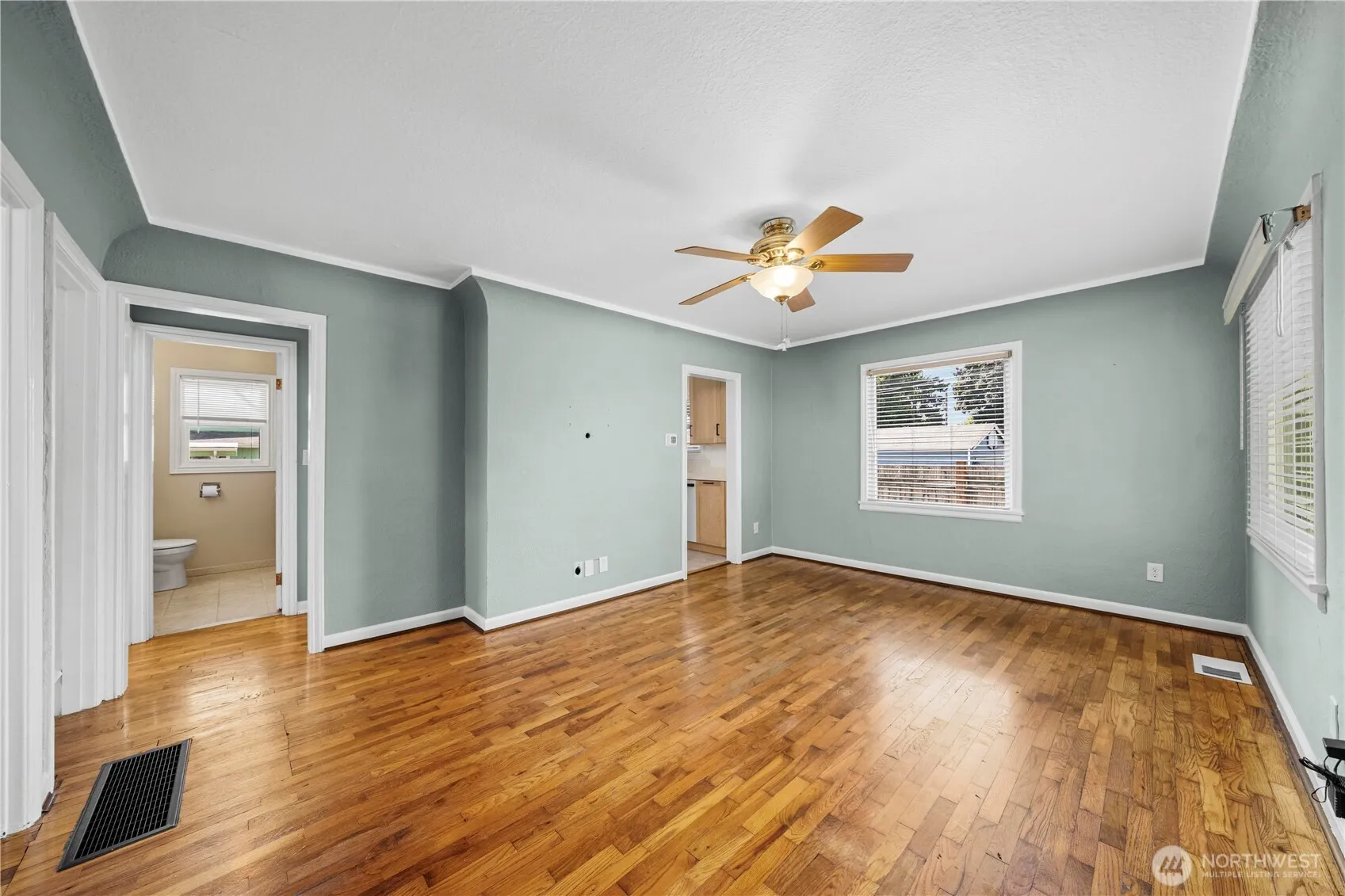 Property photo for 118 E 65th Street, Tacoma photo 4