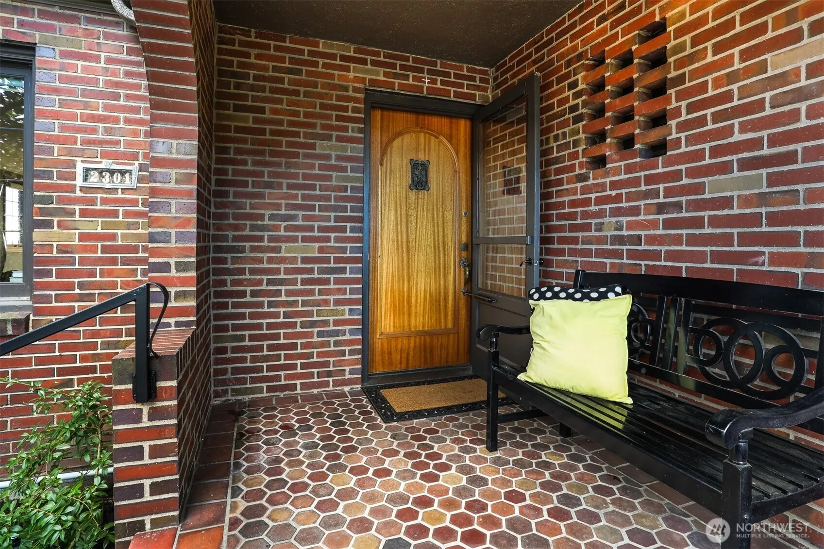 Property photo for 2301 Rosemont Place W, Seattle photo 3