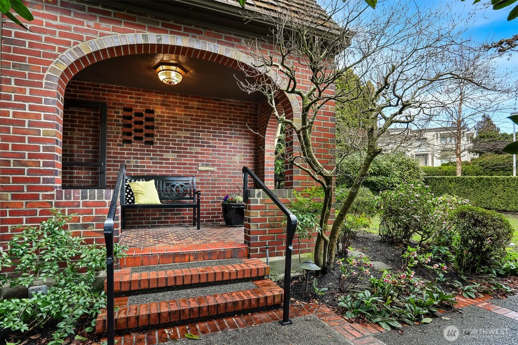 Property photo for 2301 Rosemont Place W, Seattle photo 2