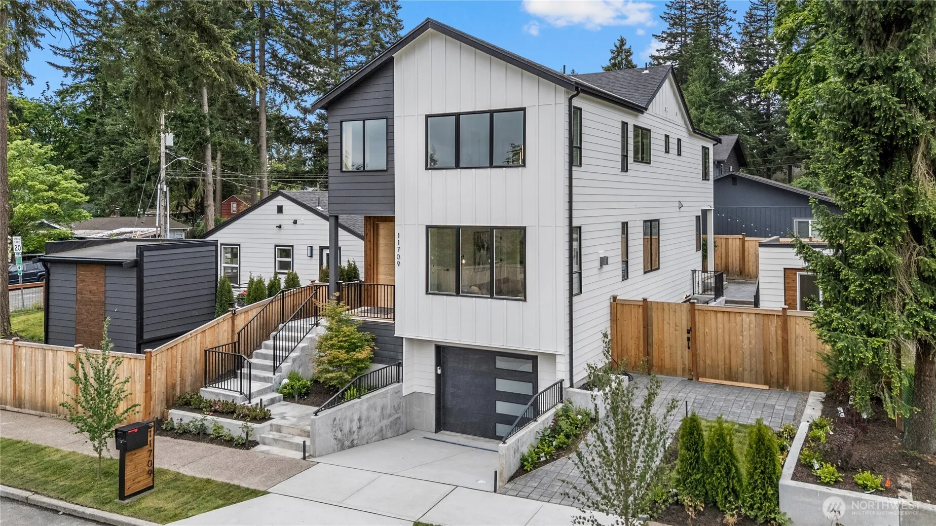 Property photo for 11709 Roosevelt Way Ne, Seattle photo 2