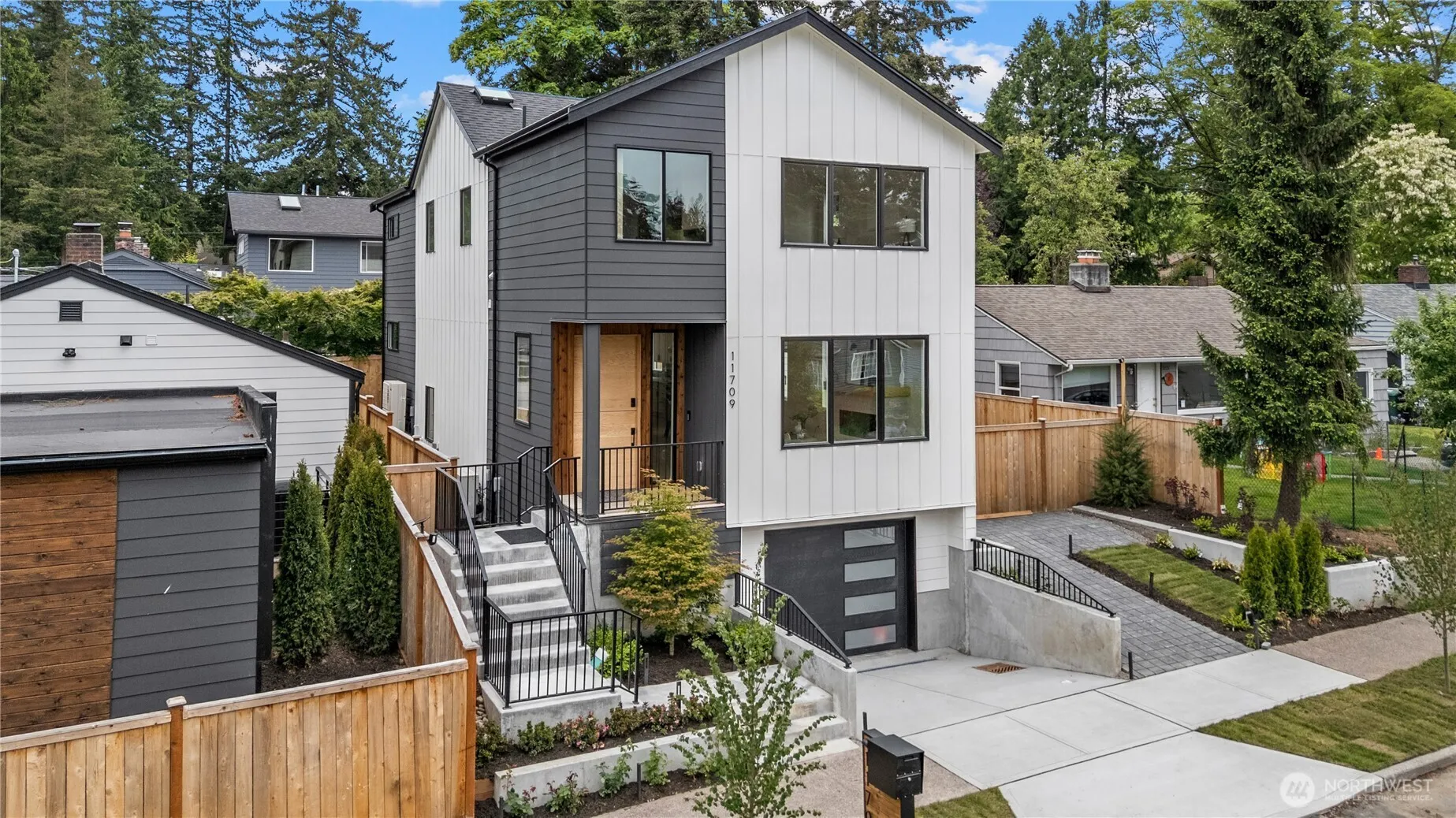 Property photo for 11709 Roosevelt Way Ne, Seattle photo 3