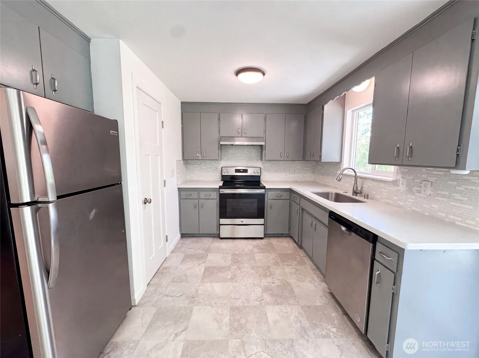 Property photo for 712 141st Street E, Tacoma photo 2