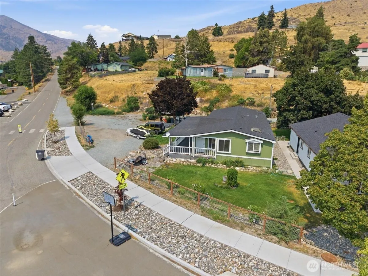 Property photo for 634 Warren Avenue W, Pateros photo 2
